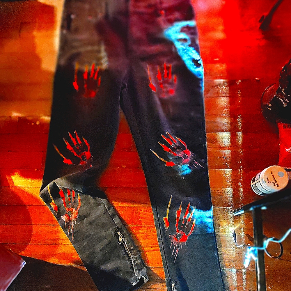 Black Designer skinny jeans with zipper legs and claws nwots. 34-32.......